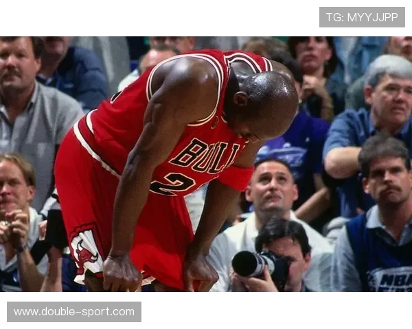 1993年NBA总决赛乔丹的传奇时刻与公牛队的辉煌成就回顾 1993年NBA总决赛乔丹的传奇时刻与公牛队的辉煌成就回顾